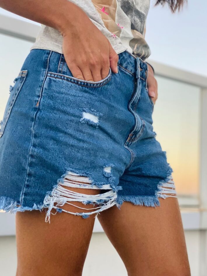 Short jeans cintura alta com detalhes destroyed